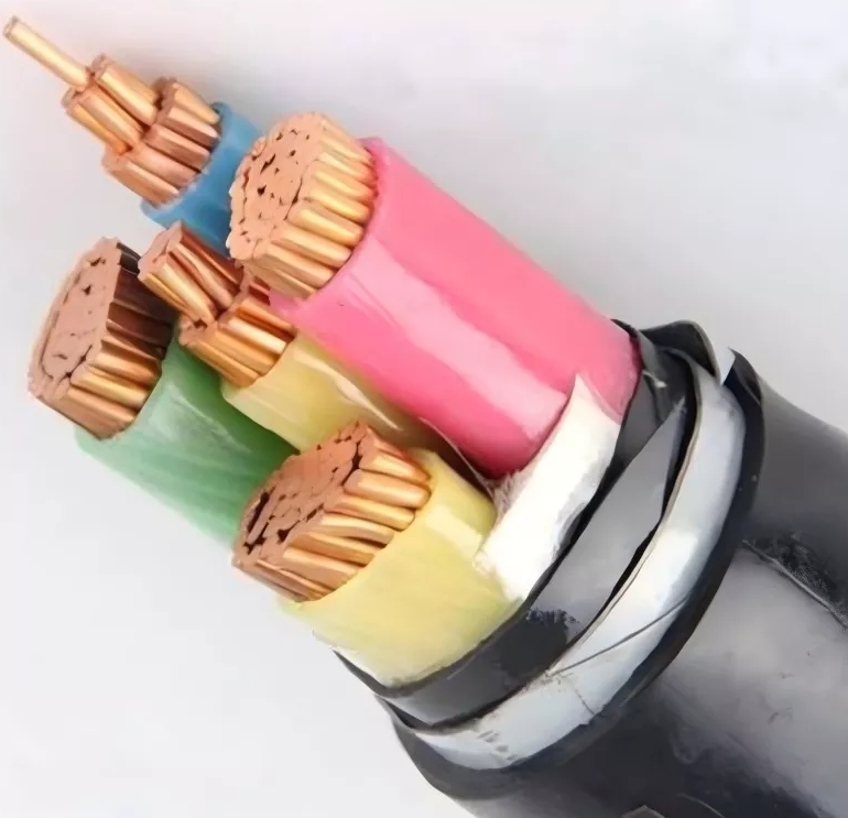 निम्न-वोल्टेज विद्युत लाइनों की धारा वहन क्षमता को कौन से कारक प्रभावित करते हैं?